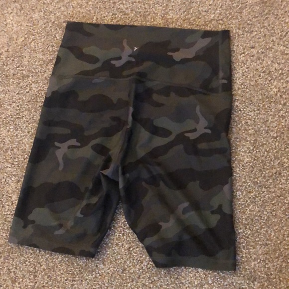 Camo old navy maternity workout bike shorts - Picture 2 of 3